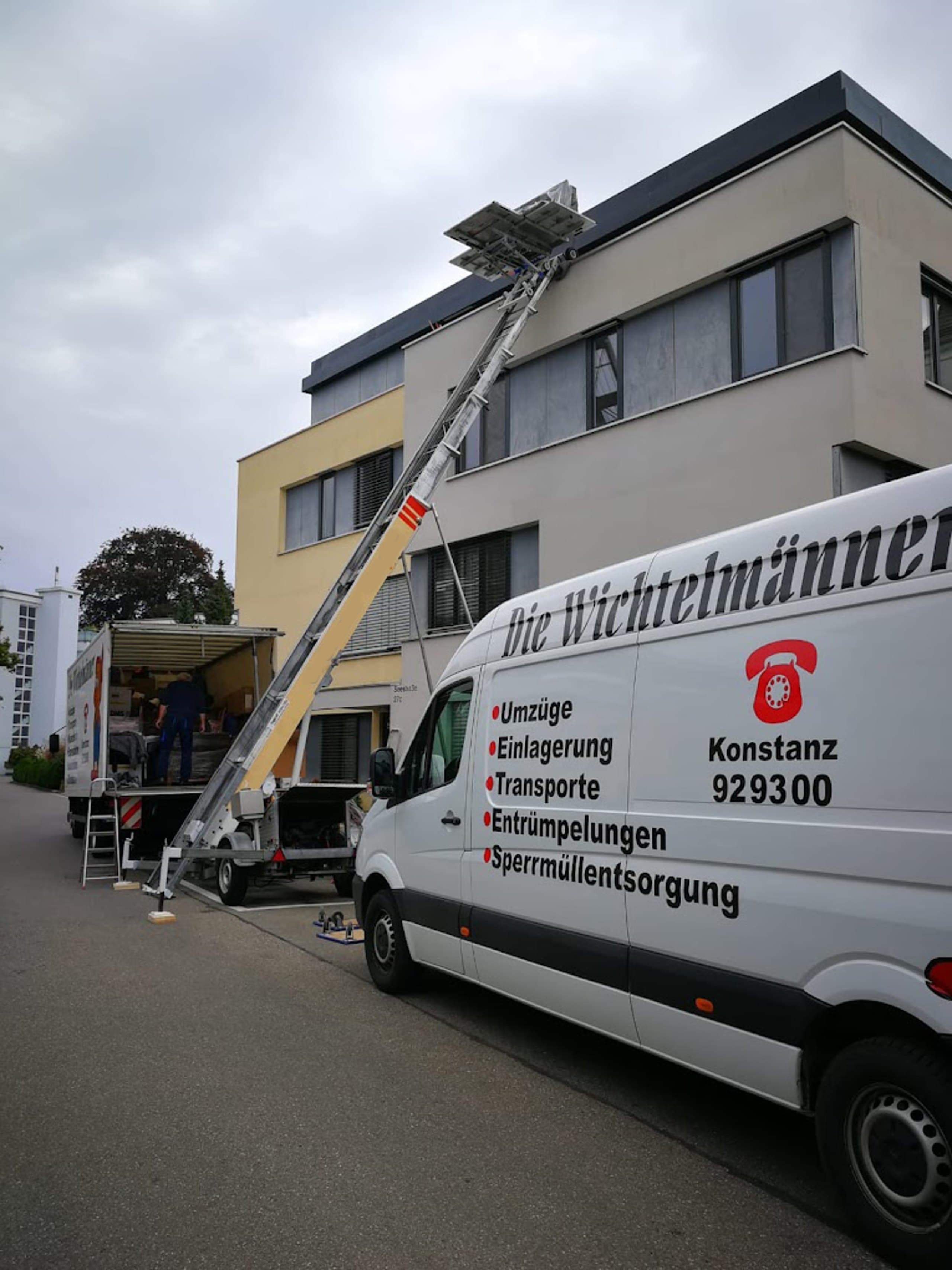 Möbellift der Wichtelmänner an einem Wohnhaus